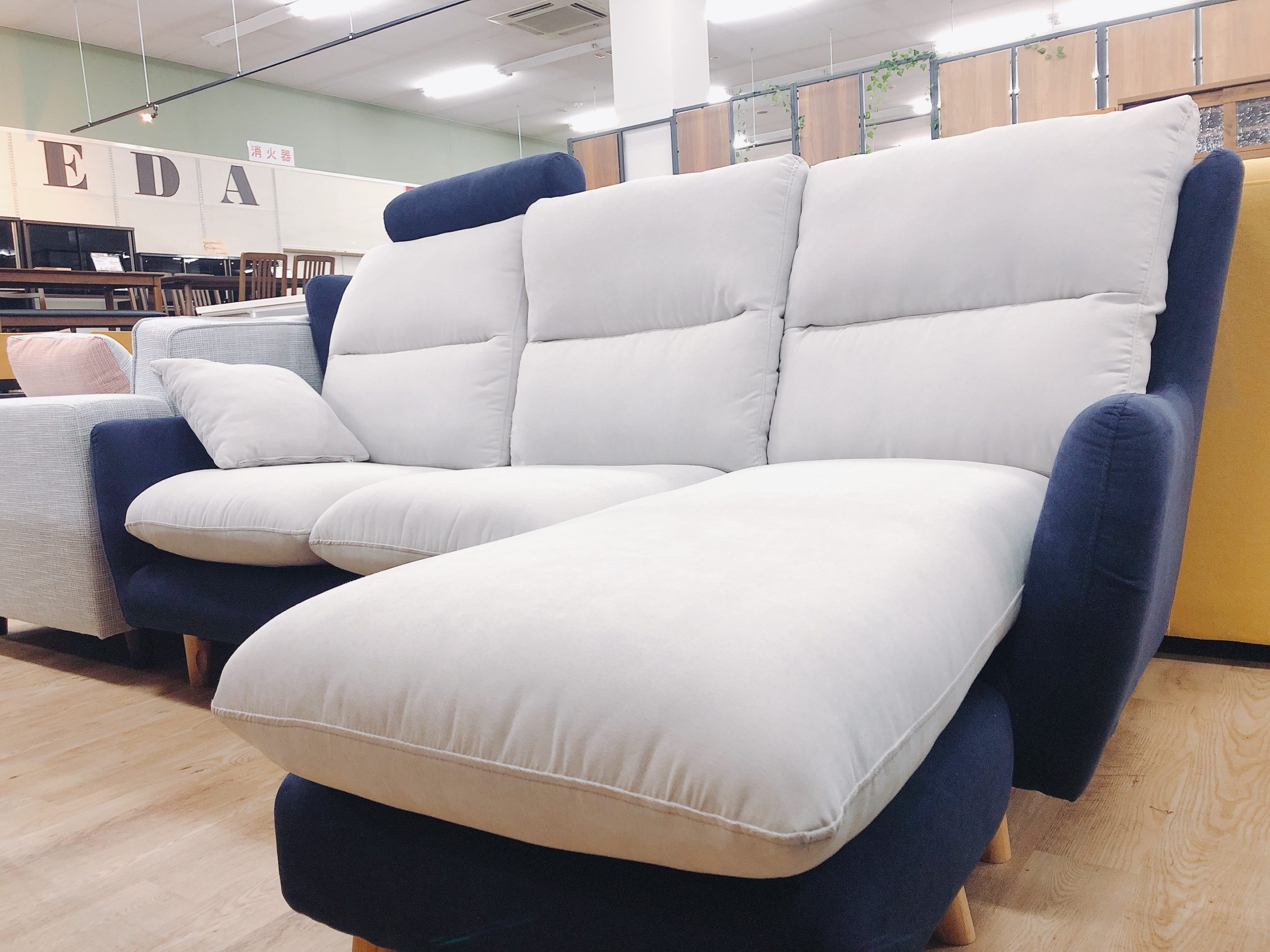 お掃除ロボも入る脚高 変形可能シェーズロングソファー | 種田 ...